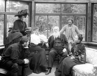 Vladimir Stasov lepää istuttuaan Ilja Repinin, Natalya Nordman-Severovan, Maksim Gorkin ja Maria Andrejevan kanssa Repins Dachassa elokuussa 1904